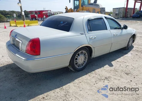 2006 Lincoln Town Car Signature Limited z USA, uszkodzony, nr VIN 1LNHM82W76Y646066